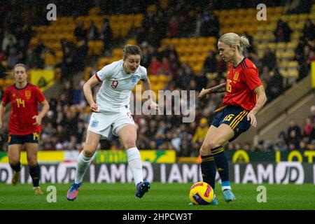 Norwich, Royaume-Uni. 20th févr. 2022. Norwich, Angleterre, février 20th Ellen White (9 Angleterre) fermeture de Matria (MAPI) Pilar Leon (16 Espagne) pendant le match de la coupe Arnold Clark entre l'Angleterre et l'Espagne à Carrow Road à Norwich, Angleterre Sam Mallia/SPP crédit: SPP Sport Press photo. /Alamy Live News Banque D'Images