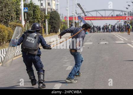 Katmandou, Népal, Népal. 16th févr. 2022. Une police anti-émeute népalaise bat un manifestant lors d'une manifestation à Katmandou.différents partis politiques ailes de jeunes affrontements avec la police népalaise en dehors du Parlement fédéral pour protester contre une subvention de 500 millions de dollars US connue sous le nom de pacte de la Millennium Challenge Corporation (MCC). L'accord, signé en 2017, n'a pas encore été ratifié par le Parlement qui a jusqu'à la fin de février 2022 pour le faire. Les manifestants affirment que l'accord porte atteinte à la souveraineté du Népal, en lui donnant trop d'influence. (Credit image: © Prabin Ranabhat/SOPA Images via ZUMA Press Wire) Banque D'Images