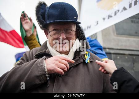 Adam Michnik, rédacteur en chef de Gazeta Wyborcza - le premier journal gratuit après le changement du système politique en Pologne en 1989, Vu avec un ruban ukrainien au cours de la manifestation.Une manifestation de solidarité avec la société ukrainienne face à la menace d'agression russe contre l'Ukraine sous le slogan 'Stand avec l'Ukraine, STOP Putin Now' a eu lieu dans la vieille ville de Varsovie. Les organisateurs de la manifestation étaient la diaspora ukrainienne en Pologne et de nombreuses organisations sociales polonaises. (Photo par Attila Husejnow/SOPA Images/Sipa USA) Banque D'Images