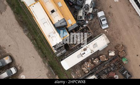 Le centre de recyclage des véhicules de chantier démonte les anciennes pièces de voiture Banque D'Images