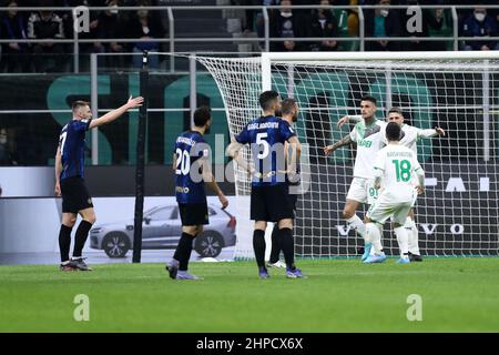 Milan, Italie. Le 20 février 2022, Gianluca Scamacca de nous Sassuolo célèbre après avoir marquant le deuxième but de son équipe lors du match de la série A entre le FC Internazionale et nous Sassuolo au Stadio Giuseppe Meazza le 20 février 2022 à Milan, Italie. Banque D'Images