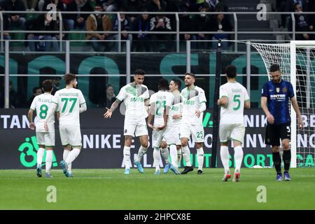 Milan, Italie. Le 20 février 2022, Gianluca Scamacca de nous Sassuolo célèbre après avoir marquant le deuxième but de son équipe lors du match de la série A entre le FC Internazionale et nous Sassuolo au Stadio Giuseppe Meazza le 20 février 2022 à Milan, Italie. Banque D'Images