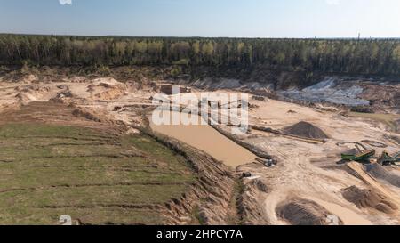 Vue panoramique sur la carrière de sable par une journée d'été claire Banque D'Images