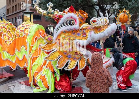 San Francisco, Californie, États-Unis. 19th févr. 2022. Les participants se préparent à la parade du nouvel an chinois à San Francisco. 2022 est l'année du tigre. Crédit : Tim Fleming/Alay Live News Banque D'Images