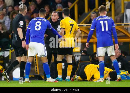 Wolverhampton, West Midlands, Wolverhampton, West Midlands, Wolverhampton, West Midlands, 20th février 2022 ; Molineux Stadium, Wolverhampton, West Midlands, Angleterre ; Premier League football, Wolverhampton Wanderers contre Leicester City ; Brendan Rodgers, directeur de la ville de Leicester, est fustigé après une décision du arbitre Craig Pawson contre son équipe Banque D'Images