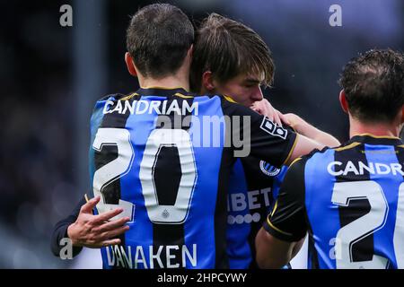 EUPEN, BELGIQUE - FÉVRIER 20 : Hans Vanaken, du Club Brugge, fête son deuxième but avec Charles de Ketelaere du Club Brugge lors du match Jupiler Pro League entre KAS Eupen et Club Brugge au Kehrwegstadion le 20 février 2022 à Eupen, Belgique (photo de Perry van de Leuvert/Orange Pictures) Banque D'Images