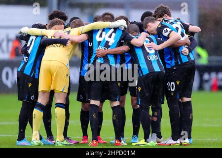 EUPEN, BELGIQUE - FÉVRIER 20 : Simon Mignolet du Club Brugge forme un caucus avec ses coéquipiers lors du match Jupiler Pro League entre KAS Eupen et Club Brugge au Kehrwegstadion le 20 février 2022 à Eupen, Belgique (photo de Perry van de Leuvert/Orange Pictures) Banque D'Images