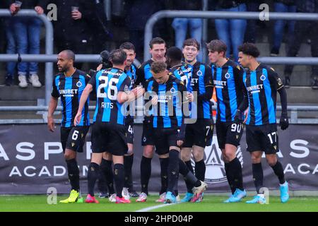 EUPEN, BELGIQUE - 20 FÉVRIER : Hans Vanaken, du Club Brugge, fête avec ses coéquipiers après avoir marquant son premier but lors du match de la Jupiler Pro League entre KAS Eupen et le Club Brugge au Kehrwegstadion le 20 février 2022 à Eupen, Belgique (photo de Perry van de Leuvert/Orange Pictures) Banque D'Images