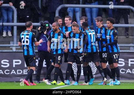 EUPEN, BELGIQUE - 20 FÉVRIER : Hans Vanaken, du Club Brugge, fête avec ses coéquipiers après avoir marquant son premier but lors du match de la Jupiler Pro League entre KAS Eupen et le Club Brugge au Kehrwegstadion le 20 février 2022 à Eupen, Belgique (photo de Perry van de Leuvert/Orange Pictures) Banque D'Images