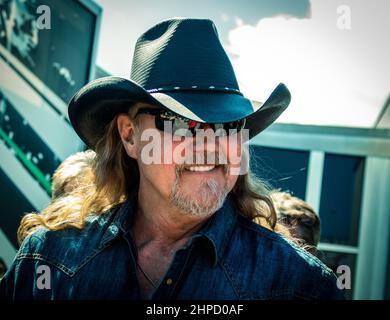 Daytona, États-Unis. 20th févr. 2022. Trace Adkins visite les terrains avant de jouer l'hymne national pour le Daytona 500 2022, le dimanche 20 février 2022 à Daytona, Floride. Photo par Edwin Locke/UPI crédit: UPI/Alay Live News Banque D'Images