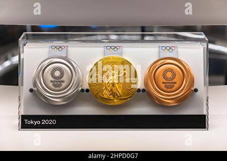 tokyo, japon - août 10 2021 : médailles officielles d'or, d'argent et de bronze des Jeux Olympiques d'été de Tokyo 2020 conçus par junichi kawanishi dans les odd re Banque D'Images