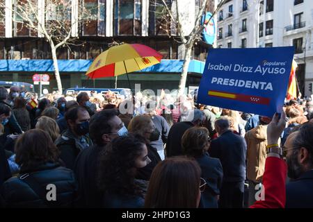 Madrid, Espagne. 20th févr. 2022. Les partisans d’Isabel Díaz Ayuso se rassemblent devant le quartier général populaire du Partido pendant le rassemblement.jusqu’à 3000 partisans d’Isabel Díaz Ayuso se sont rassemblés devant le quartier général populaire du Partido pour protester contre le harcèlement supposé dont souffre le président de la région de Madrid par le chef du parti. Ils ont demandé la démission de Pablo Casado et Teodoro García Egea. (Photo de Gustavo Valiente/SOPA Images/Sipa USA) crédit: SIPA USA/Alay Live News Banque D'Images