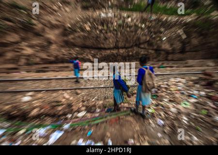 Les élèves marchent après la ligne de chemin de fer de Nairobi qui rentrait à la maison de l'école. Dans le bidonville de Kibera, la maison infâme où la vie semble toujours être difficile Banque D'Images