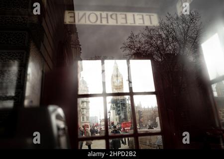 Big Ben de Londres photographié à travers une cabine téléphonique publique londonienne traditionnelle Banque D'Images