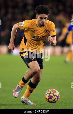 Wolverhampton, Royaume-Uni. 20th févr. 2022. Rayan ait-Nouri de Wolverhampton Wanderers en action pendant le match. Match de la Premier League, Wolverhampton Wanderers / Leicester City au stade Molineux à Wolverhampton, en Angleterre, le dimanche 20th février 2022. Cette image ne peut être utilisée qu'à des fins éditoriales. Utilisation éditoriale uniquement, licence requise pour une utilisation commerciale. Aucune utilisation dans les Paris, les jeux ou les publications d'un seul club/ligue/joueur. photo par Steffan Bowen/Andrew Orchard sports photographie/Alay Live news crédit: Andrew Orchard sports photographie/Alay Live News Banque D'Images