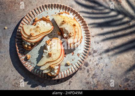 bruschetta à la poire, tartiner au fromage de chèvre, noix et miel Banque D'Images