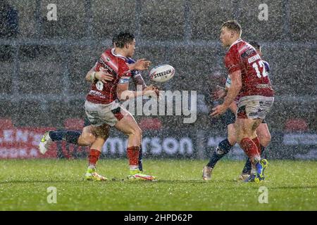 Salford, Royaume-Uni, 20 février 2022. Brodie Croft de Salford passe à l'équipier James Greenwood lors du match Super League entre Salford Red Devils et Toulouse au stade AJ Bell, à Salford, le 20 février 2022. Photo de Simon Hall. Utilisation éditoriale uniquement, licence requise pour une utilisation commerciale. Aucune utilisation dans les Paris, les jeux ou les publications d'un seul club/ligue/joueur. Crédit : UK Sports pics Ltd/Alay Live News Banque D'Images