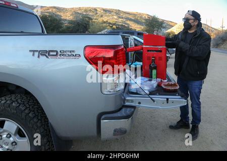 Le petit déjeuner est fait pour les marcheurs Apache Stronghold qui participeront à la course de relais de 13 miles dans le cadre des efforts continus pour sauver Oak Flat du transfert de terre de la mine de cuivre Resolute à Superior, Arizona, Etats-Unis le 19 février 2022. Inscrite au Registre national des lieux historiques, cette parcelle de terre connue sous le nom de Oak Flat a été considérée comme un lieu sacré par l'Apache pendant des milliers d'années où ils vont là pour prier, tenir des cérémonies, et considéré comme la maison des êtres spirituels. Depuis que l'un des plus grands gisements de cuivre au monde a été découvert 7 000 pieds au-dessous de Oak FL Banque D'Images