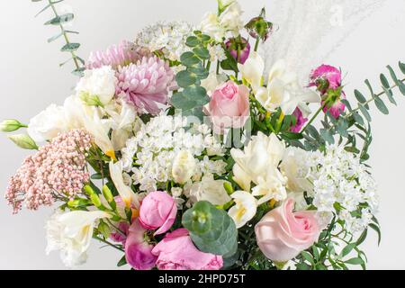 Bouquet de foies pastel sur fond blanc. Banque D'Images