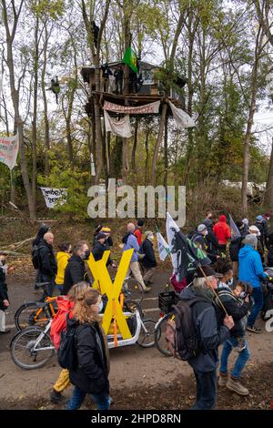 Maisons d'arbres avec des activistes d'Antifa, protestant contre la démolition du village de Lützerath dans la zone minière de lignite de Rhenish, qui doit faire Banque D'Images