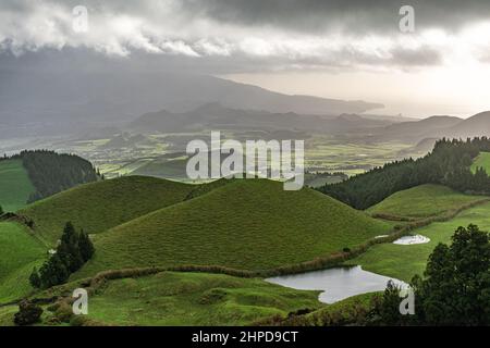 Petits cônes volcaniques dans l'île de Sao Miguel vus du miradouro do Pico do Carvão (Açores, Portugal) Banque D'Images