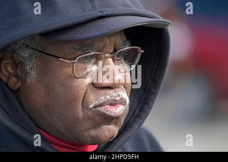 Black African Senior face Farmer à SWAP rencontrer dans le pays Amish de Walnut Creek Ohio, vendant ce qu'il a pour le revenu à l'automne avec le sweat à capuche Banque D'Images