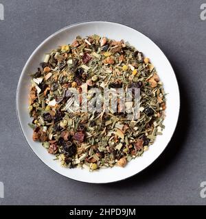 Feuilles de tisane dans un bol Banque D'Images