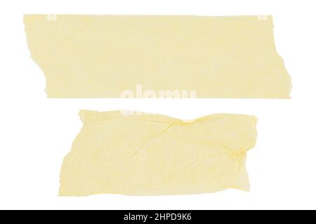 ruban adhésif froissé isolé sur fond blanc, ruban adhésif collant de différentes tailles, jeu de morceaux déchirés de plâtre adhésif en papier Banque D'Images