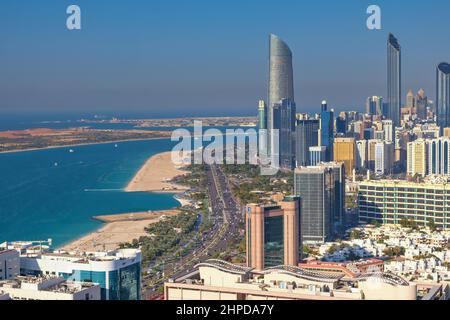 Vue panoramique d'en haut à la côte avec les plages, la célèbre Corniche et les gratte-ciels Abu Dhabi, eau, février 2022 Banque D'Images