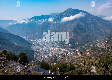 Andorre, septembre 2021 : ville d'Andorre-la-Vieille au milieu d'une vallée, montagnes des Pyrénées Banque D'Images