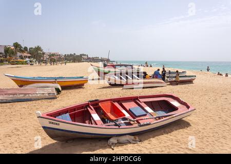 Bateaux de pêche colorés sur la plage, Praia Santa Maria, Santa Maria, Sal, República de Cabo (Cap Vert) Banque D'Images