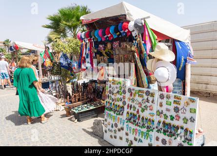 Boutiques d'artisanat souvenir sur la rue front de mer, Rua Kuamen'Kruma, Santa Maria, Sal, República de Cabo (Cap-Vert) Banque D'Images