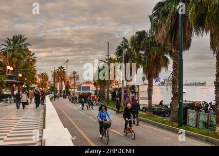 Vue sur la promenade avec des personnes marchant et faisant du vélo sur la piste piétonne et cyclable de la Riviera des fleurs, San Remo, Imperia, Ligurie, Italie Banque D'Images