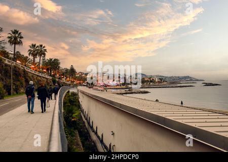 Vue sur la Cité des fleurs depuis la promenade avec le luna Park sur la mer au coucher du soleil en hiver, Sanremo, Imperia, Ligurie, Italie Banque D'Images