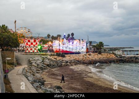 Le parc d'attractions sur le bord de mer de la soi-disant ville des fleurs dans la Riviera italienne, au coucher du soleil en hiver, Sanremo, Imperia, Ligurie, Italie Banque D'Images