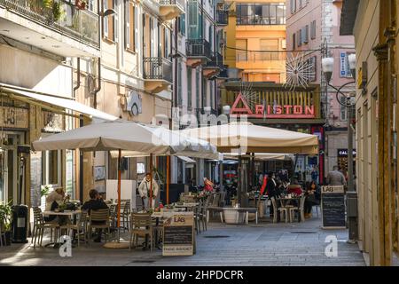 Vue sur la rue du centre-ville avec un café-terrasse et le théâtre Ariston, siège du Festival de la chanson italienne, Sanremo, Imperia, Ligurie, Italie Banque D'Images