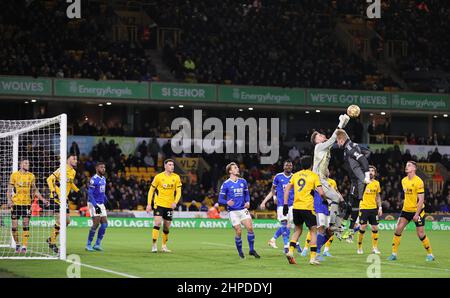 WOLVERHAMPTON, ROYAUME-UNI. FÉV 19TH. José sa de Wolves exerce des pressions claires sous la pression de Kasper Schmeichel de Leicester City lors du match de première ligue entre Wolverhampton Wanderers et Leicester City à Molineux, Wolverhampton, le dimanche 20th février 2022. (Credit: James HolyOak | MI News ) Credit: MI News & Sport /Alay Live News Banque D'Images