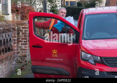 Facteur et van livrant des lettres dans un village du Suffolk, Royaume-Uni. Banque D'Images