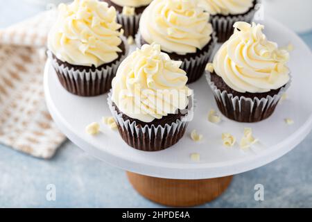 Petits gâteaux au chocolat nappés de glaçage au fromage à la crème Banque D'Images