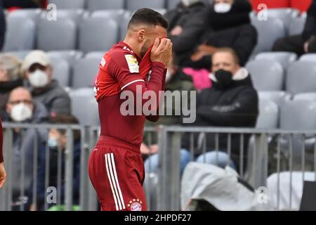 ALLIANZARENA Munich. 20th février 2022, Munich, Allemagne. 20th févr. 2022. Le Corentin TOLISSO (FC Bayern Munich) se promène sur le terrain, blessé, blessé. Football 1st saison Bundesliga 2021/2022, 23.matchday, matchday23. FC Bayern Munich - Greuther Furth 4-1, le 20th février 2022, ALLIANZARENA Munich. Credit: dpa/Alay Live News Banque D'Images