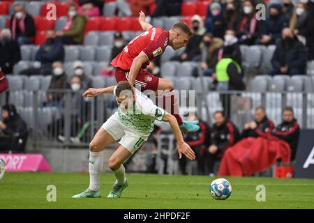 ALLIANZARENA Munich. 20th février 2022, Munich, Allemagne. 20th févr. 2022. Joshua KIMMICH (FC Bayern Munich), action, duels contre Max CHRISTIANSEN (Fuerth). Football 1st saison Bundesliga 2021/2022, 23.matchday, matchday23. FC Bayern Munich - Greuther Furth 4-1, le 20th février 2022, ALLIANZARENA Munich. Credit: dpa/Alay Live News Banque D'Images