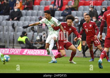 ALLIANZARENA Munich. 20th février 2022, Munich, Allemagne. 20th févr. 2022. Jeremy DUDZIAK (Fuerth), Leroy SANE (FC Bayern Munich), action, duels. Football 1st saison Bundesliga 2021/2022, 23.matchday, matchday23. FC Bayern Munich - Greuther Furth 4-1, le 20th février 2022, ALLIANZARENA Munich. Credit: dpa/Alay Live News Banque D'Images