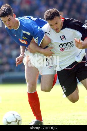 PORTSMOUTH V FULHAM 1-05-04 richard duffy lutte avec la malbranque à vapeur PIC MIKE WALKER 2004 Banque D'Images