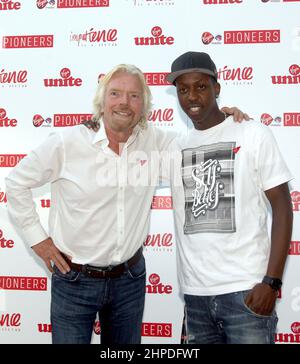 Photo du dossier datée du 07/09/12 de Sir Richard Branson, patron de Virgin, et de Jamal Edwards (à droite) à l'impatience est un festival de la Viture à l'Opéra royal de Londres. Selon la BBC, l'entrepreneur britannique Jamal Edwards est décédé à l'âge de 31 ans. Date d'émission : dimanche 20 février 2022. Banque D'Images