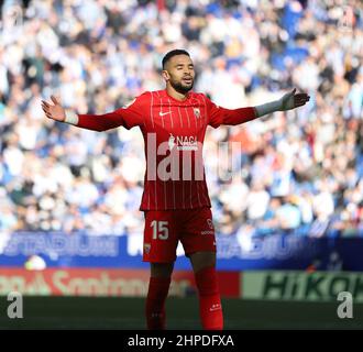 Sabadell, Barcelone, Espagne. 20th févr. 2022. Barcelone Espagne 20.02.2022 les gestes Youssef en Nesyri (Sevilla FC) se battent pour le ballon pendant la Liga Santander entre Espanyol et Sevilla FC au stade RCDE le 20 février 2022 à Barcelone. (Image de crédit : © Xavi Urgeles/ZUMA Press Wire) Banque D'Images