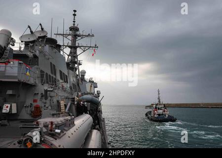 220124-N-UN585-6009 STATION NAVALE DE ROTA, Espagne (janv 24, 2022) des marins affectés au destroyer de missile guidé de classe Arleigh Burke USS Ross (DDG 71) participent à un détail de mer et d'ancre pour faire sortir le navire de la station navale de Rota, Espagne, le 24 janvier 2022. Ross, déployé vers l'avant à Rota, en Espagne, effectue sa patrouille de 12th dans la zone de la Sixième flotte des États-Unis pour soutenir les alliés et les partenaires régionaux et les intérêts de sécurité nationale des États-Unis en Europe et en Afrique. (É.-U. Photo de la marine par la classe 2nd Spécialiste des communications de masse Claire DuBois/sortie) Banque D'Images