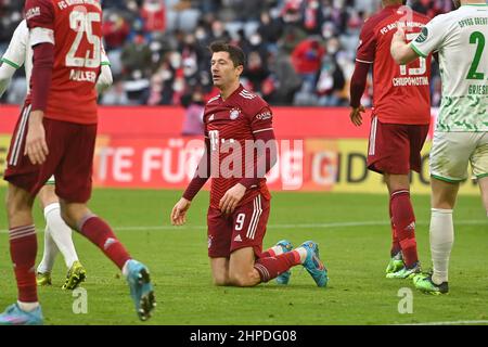 ALLIANZARENA Munich. 20th février 2022, Munich, Allemagne. 20th févr. 2022. Robert LEWANDOWSKI (FC Bayern Munich) à genoux.action. Football 1st saison Bundesliga 2021/2022, 23.matchday, matchday23. FC Bayern Munich - Greuther Furth 4-1, le 20th février 2022, ALLIANZARENA Munich. Credit: dpa/Alay Live News Banque D'Images