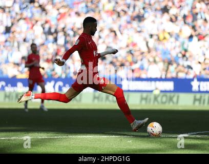 Sabadell, Barcelone, Espagne. 20th févr. 2022. Barcelone Espagne 20.02.2022 Youssef en Nesyri (Sevilla FC) contrôle le ballon pendant la Liga Santander entre Espanyol et Sevilla FC au stade RCDE le 20 février 2022 à Barcelone. (Image de crédit : © Xavi Urgeles/ZUMA Press Wire) Banque D'Images