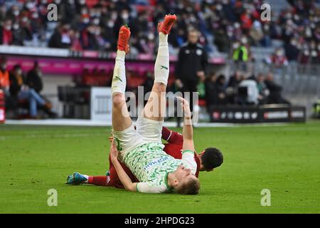 ALLIANZARENA Munich. 20th février 2022, Munich, Allemagne. 20th févr. 2022. Robert LEWANDOWSKI (FC Bayern Munich), action, duels contre Gian Luca ITTER (Fuerth). Football 1st saison Bundesliga 2021/2022, 23.matchday, matchday23. FC Bayern Munich - Greuther Furth 4-1, le 20th février 2022, ALLIANZARENA Munich. Credit: dpa/Alay Live News Banque D'Images