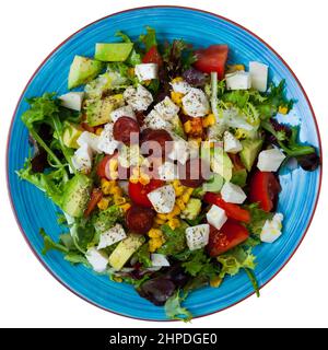 Salade de légumes frais avec mozzarella et saucisses Banque D'Images